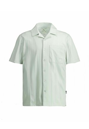 Weißes kurzärmliges Hemd mit Knopfleiste, Kragen und Brusttasche, das dezente vertikale Streifen und ein kleines Logo auf der Tasche aufweist.