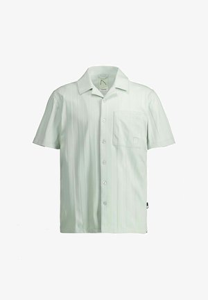 Camicia bianca a maniche corte con bottoni, colletto e taschino sul petto, con sottili righe verticali e un piccolo logo sulla tasca.