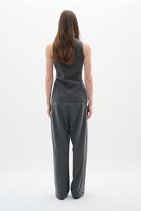 Top senza maniche grigio texturizzato e pantaloni larghi abbinati, caratterizzati da un design pulito con una silhouette su misura e una finitura in tessuto liscia.