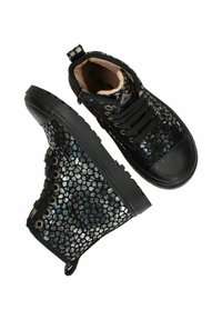 Zwarte hoge sneakers met glanzende, textuurrijke afwerkingen en metalen accenten, ronde neus en versterkte rubberen zolen.