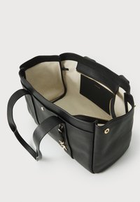 Sac à main en cuir noir avec une surface texturée, deux poignées et un intérieur spacieux beige. Comprend une poche zippée et des accents en métal doré.
