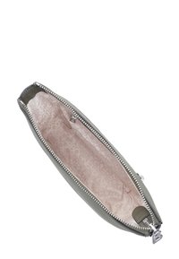 Grå texturerad påse med en slät dragkedjestängning. Inuti fodrad med rosa och har ett mönster med upprepande varumärkesnamn. Kompakt, rektangulär form.