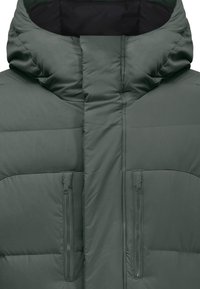 Doudoune verte foncée avec un col haut et une grande capuche. Présente une texture matelassée et deux poches avant zippées.