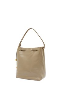 Beżowa skórzana torba typu bucket o zdefiniowanej formie, z krótkim uchwytem, zapięciem na sznurków i złotymi akcentami. Gładka, błyszcząca tekstura.