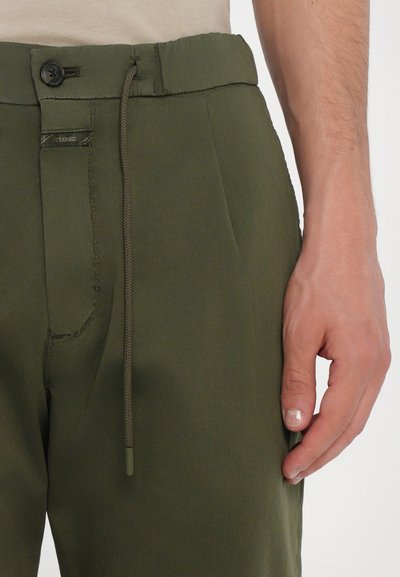 CLOSED VIGO TAPERED - Housut - forest green