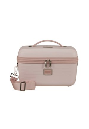 Hartschalen- kosmetikcase in hellem Pink mit horizontaler Rillstruktur, doppeltem Reißverschluss, metallischen Akzenten und abnehmbarem Schultergurt.