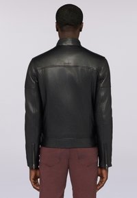 Černá kožená bunda s hladkým texturem, s vysokým límcem, zipovými manžetami a jemným logem na zádech.