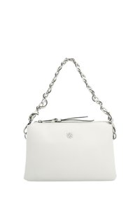 Weiße Lederhandtasche mit strukturiertem Oberflächendesign, ausgestattet mit einem silbernen Kettengriff und einem Reißverschluss. Logo auf der Vorderseite geprägt.