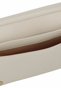 Clutch in pelle beige con una texture liscia, dettagli in oro e un interno in tessuto marrone. Presenta un design semplice e allungato.