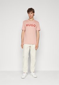 HUGO DULIVIO - Triko s potiskem - light/pastel red