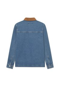 Denimjacke mit einem hellblauen Oberteil und braunem Kragen. Lange Ärmel mit geknöpften Manschetten und geradem Saum. Minimalistisches Design, keine sichtbaren Logos.