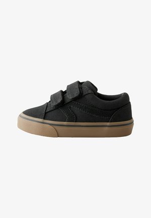Czarne dziecięce buty sportowe na rzepy z brązową gumową podeszwą.
