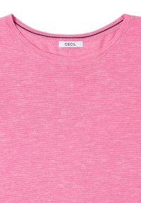 Chemise rose à manches courtes en tissu doux et texturé avec un col rond. Présente un motif chiné subtil. L'étiquette indique "CECIL."