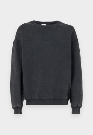 Mørkegrå sweatshirt i blødt stof, med rund udskæring, dropped skuldre og ribbede manchetter og kant. Subtil branding på forsiden.