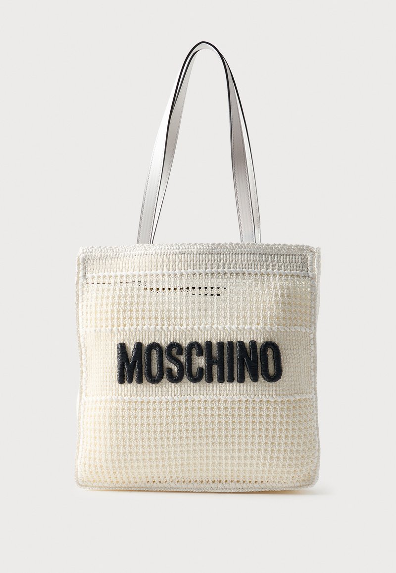 Sac fourre-tout tissé couleur crème avec logo "MOSCHINO" noir sur le devant et bretelles en cuir blanc sur fond uni.