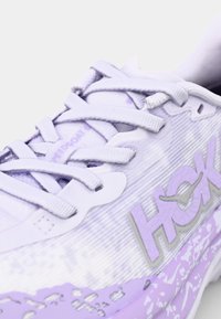 Scarpa da corsa di colore viola chiaro con tomaia testurizzata, lacci piatti e marchio HOKA. Presenta una suola a motivo di colore viola scuro per una migliore aderenza.