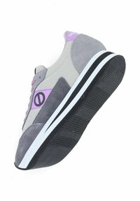 Baskets de sport grises avec des matériaux en mesh et en daim, accents roses, semelle en caoutchouc noir avec des rayures blanches, et design à bout rond.