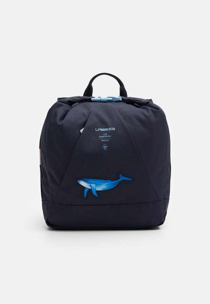 Marineblauwe rugzak van gestructureerde stof met een afbeelding van een blauwe walvis en logo. Beschikt over een handvat aan de bovenkant en verstelbare schouderbanden.
