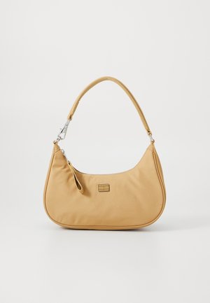 Hobo-tas van lichtbruin nylon met een ronde vorm. Voorzien van een textuur schouderband en een klein zilveren logo-oppervlak aan de voorkant.