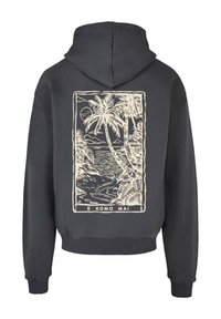 Mørkegrå hettegenser med en teksturert overflate, som har et kremfarget grafisk palmetre-design og havscene på baksiden.