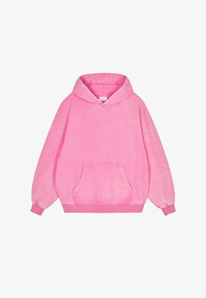 Üks suur roosa sviiter pehmest kangast, millel on esikott, reguleeritav kapuuts ja soonilised varrukad. Sile tekstuur, millel on kulunud viimistlus.