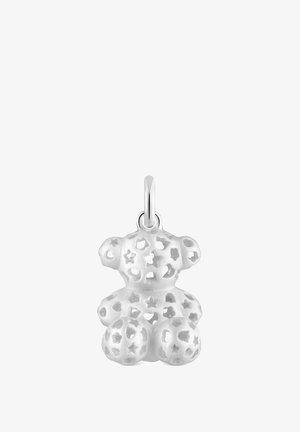 Charm de oso de peluche plateado con patrones recortados de estrella y corazón, con un acabado pulido y un lazo superior para sujetar.