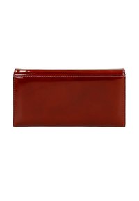 Portafoglio in pelle verniciata rossa con una finitura liscia e lucida. Presenta una chiusura con zip e una forma piatta e rettangolare. Nessun motivo o hardware visibile.
