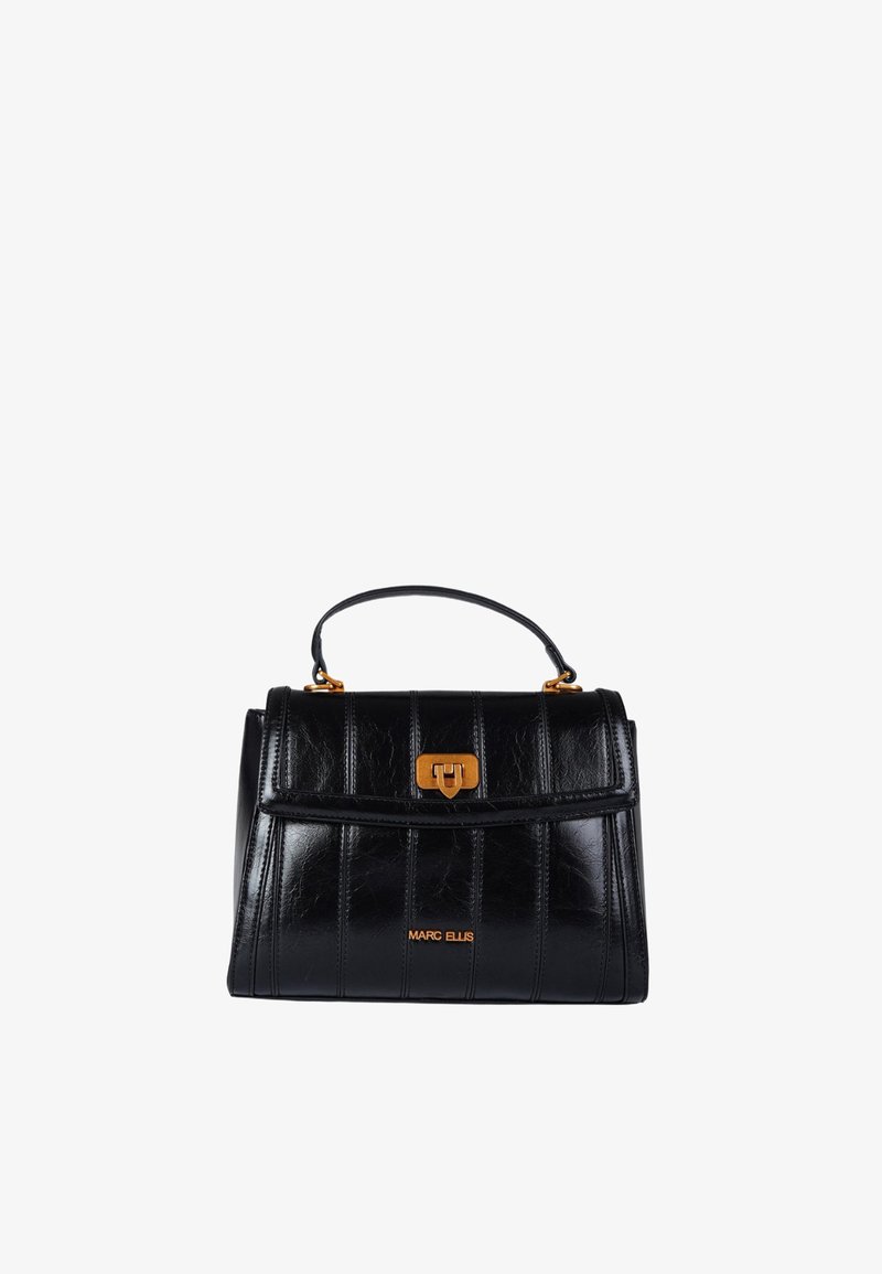 Bolso de mano de cuero negro con paneles horizontales, herrajes dorados y asa superior. Cuenta con una solapa con logo y un diseño de cuerpo estructurado.