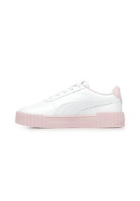 Witte leren sneakers met roze rubberen zolen, ronde vorm, platte veters en zijnaaddetails. Gladde textuur en een minimalistisch ontwerp.