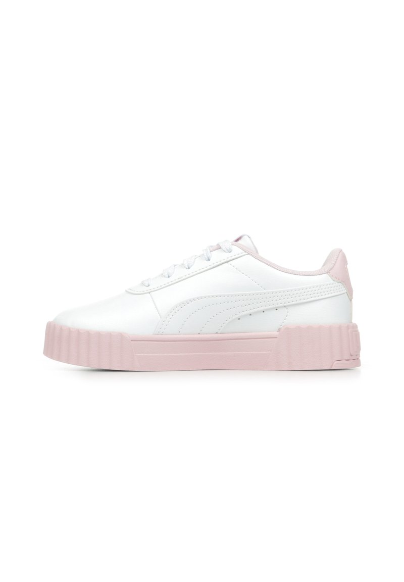Witte leren sneakers met roze rubberen zolen, ronde vorm, platte veters en zijnaaddetails. Gladde textuur en een minimalistisch ontwerp.