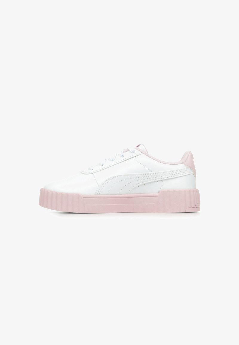 Witte leren sneakers met roze rubberen zolen, ronde vorm, platte veters en zijnaaddetails. Gladde textuur en een minimalistisch ontwerp.