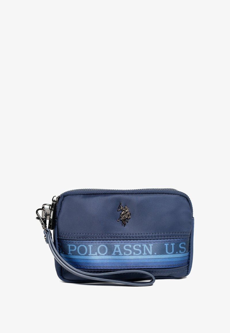 Portofel din nailon albastru marin cu fermoar, având un emblema argintie, accentuat cu o bandă orizontală pe care scrie "U.S. POLO ASSN." și o curea de mână.
