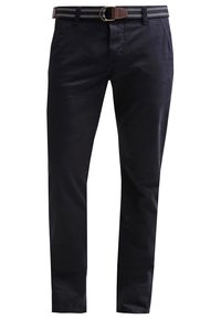 Marineblauwe, slim-fit chino's van katoen met een zachte textuur. Voorzien van een bruine riem met witte strepen en een gouden gesp.