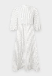 Robe midi blanche avec fines rayures verticales noires sur le corsage et rayures diagonales sur la jupe, avec des manches ballon trois-quarts.