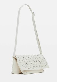 Borsa bianca con un design strutturato, caratterizzata da borchie argentate e una superficie testurizzata, tracolla regolabile e chiusura a pattina.