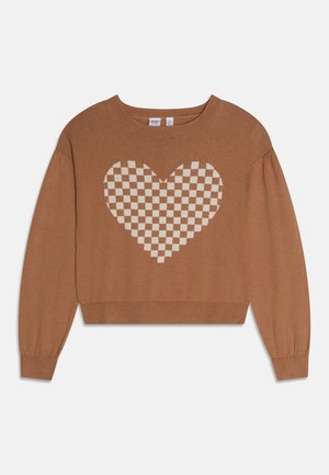 Brun langærmet sweater med et beige og hvidt ternet hjerte mønster i midten foran, med rund halsudskæring og ribbede ærmekanter.