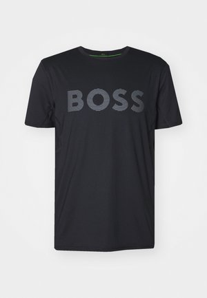 Tricou negru cu mânecă scurtă, realizat dintr-un material neted, având un logo proeminent "BOSS" într-un model subtil în dungi pe piept.