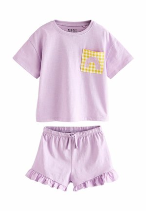 Lila bomullströja med korta ärmar och en gulfärgad rutig ficka med en regnbågsdesign, kombinerad med matchande lila shorts med volanger.