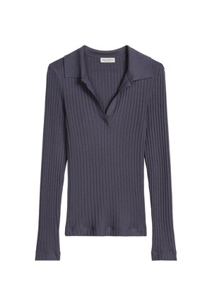 Donkergrijs geribd poloshirt met lange mouwen, een platte kraag en een iets open halslijn. Zachte textuur en aansluitend ontwerp.