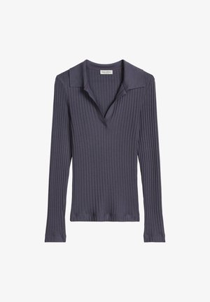 Dunkelgraues, geripptes, langärmliges Poloshirt mit flachem Kragen und leicht geöffnetem Ausschnitt. Weiche Textur und figurbetontes Design.