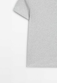 Grå ribbet t-shirt med korte ærmer, der har en rund halsudskæring. Teksturen er blød, og stoffet virker let.