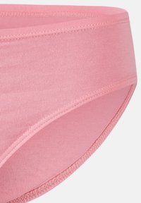 Rosa Baumwoll-Bikini-Briefs mit glatter Textur, ausgestattet mit einem nahtlosen Bund und sauberen Kanten, die für Komfort und Passform sorgen.