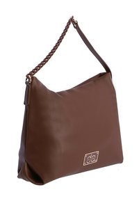 Bolso de hombro marrón de cuero sintético con una correa trenzada de cadena, diseñado con una textura suave y una placa metálica con el logo en el lateral.