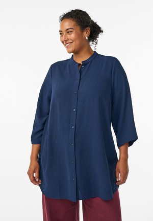 Camicia button-up blu navy realizzata in tessuto leggero, con colletto alla cinese e maniche a tre quarti, dal taglio comodo e con una leggera texture.