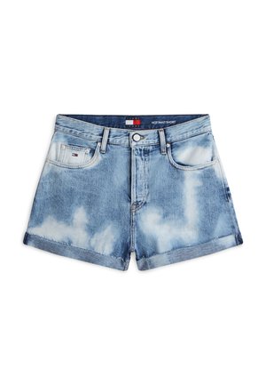 Ανοιχτό μπλε denim σορτς με γυρισμένα τελειώματα, κλείσιμο με κουμπιά στο εμπρός μέρος, πέντε τσέπες και διακριτικές λεπτομέρειες από λεύκανση.