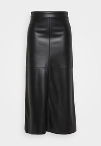 Saia de couro preta com uma textura suave, design até ao joelho, apresentando costuras verticais e uma fenda frontal para facilitar o movimento.