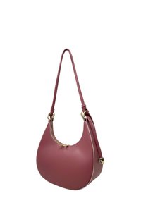 Borsa hobo in morbida pelle mauve con silhouette curva, dettagli in hardware oro, chiusura a zip e una singola tracolla regolabile.