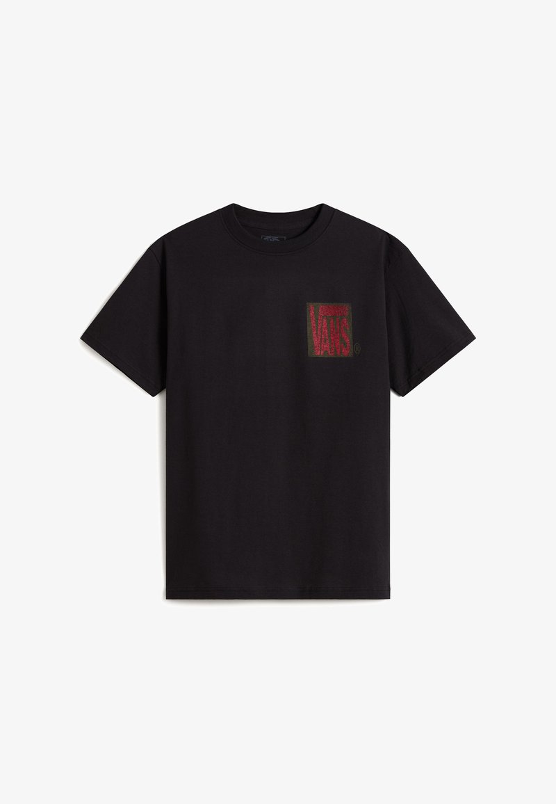 Camiseta negra de mangas cortas de Vans con cuello redondo y pequeño logo rojo de Vans en el lado izquierdo del pecho.