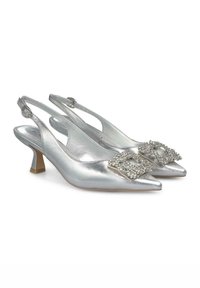 Tacchi slingback metallici argento con punta affusolata, caratterizzati da una fibbia decorativa in strass e un tacco a blocco. Tessuto liscio e design elegante.