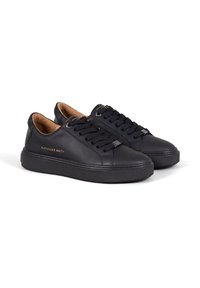 Sneaker in pelle nera con una finitura liscia, punta rotonda, suola piatta in gomma e lacci neri. Presentano un branding minimale sul lato.